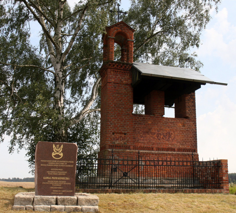 Obelisk upamiętniający pierwszego poległego żołnierza Armii Polskiej w walce z niemieckim najeźdźcą postawiony w 2009 r. w Jeziorkach koło Piły (Wielkopolskie). PAP/Bogdan Borowiak