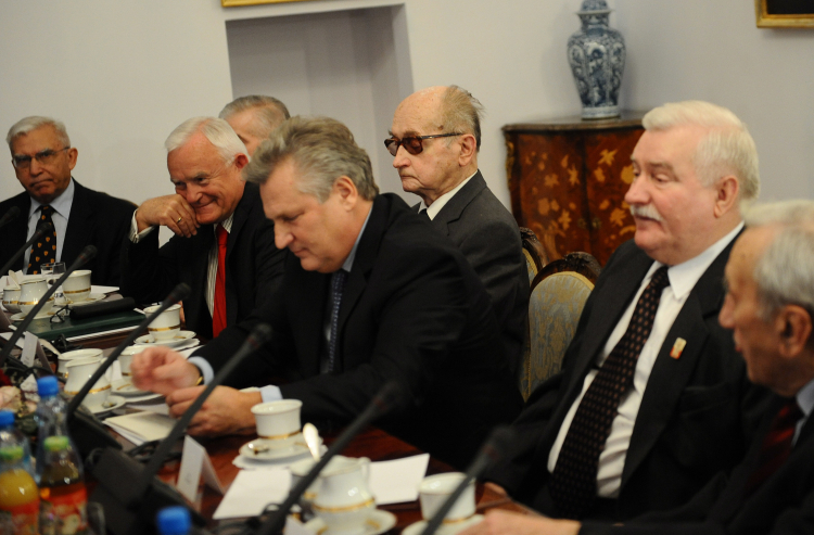 Warszawa, 24.11.2010. Od lewej: były minister spraw zagranicznych, Adam D. Rotfeld, byli premierzy Włodzimierz Cimoszewicz i Leszek Miller, byli prezydenci: Wojciech Jaruzelski, Aleksander Kwaśniewski i Lech Wałęsa, oraz były premier Tadeusz Mazowiecki z podczas posiedzenia RBN. PAP/ Jacek Turczyk