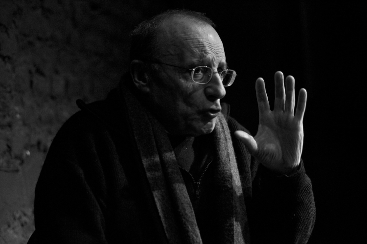 Polski reżyser i dokumentalista Marcel Łoziński (1940-2025) podczas spotkania zorganizowanego 1 bm. w ramach projektu Teatru NN w 2010 r. Fot. PAP/Wojciech Pacewicz