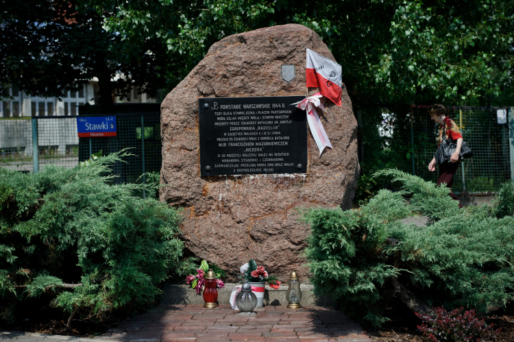 Obelisk na rogu ulic Dzikiej i Stawki poświęcony dowódcy powstańczemu batalionu "Miotła" i jego żołnierzom. Fot. PAP/Wojciech Pacewicz