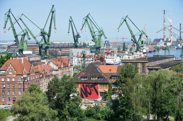 Widok na Stocznię Gdańską. Fot. PAP/Adam Warżawa