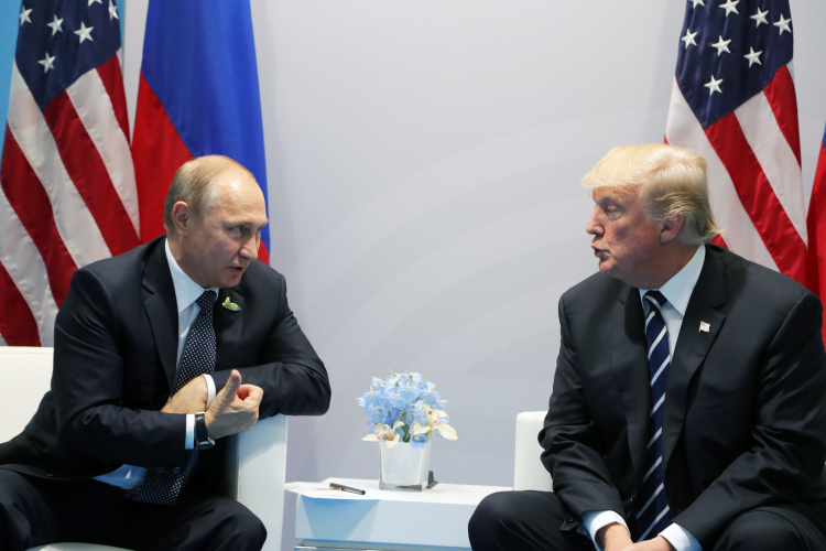 Prezydent Rosji Władimir Putin (L) i prezydent USA Donald J. Trump (P) spotkali się podczas szczytu G20 w Hamburgu, Niemcy, 7 lipca 2017 (ponownie wydane 13 lipca 2018). Fot. PAP/EPA/MICHAEL KLIMENTYEV / SPUTNIK