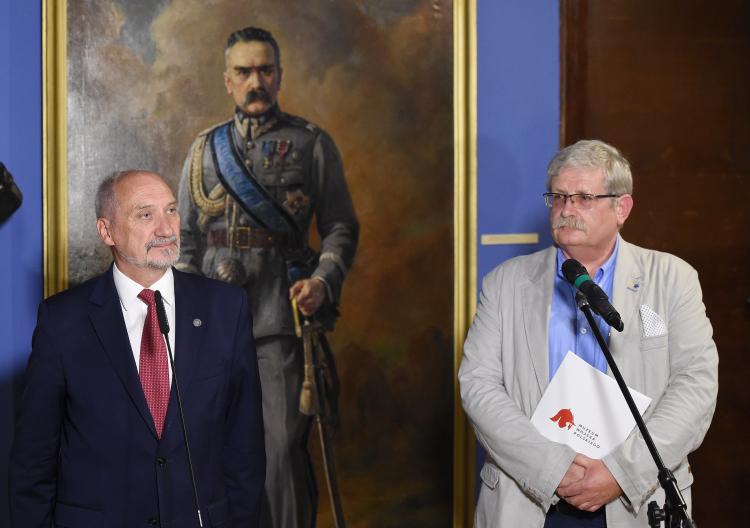 Warszawa, 14 sierpnia 2017 r. Minister obrony narodowej Antoni Macierewicz i zastępca dyrektora Muzeum Wojska Polskiego Witold Głębowicz podczas konferencji prasowej w Muzeum Wojska Polskiego w Warszawie poświęconej projektowi budowy Muzeum Bitwy Warszawskiej 1920. Fot. PAP/Radek Pietruszka