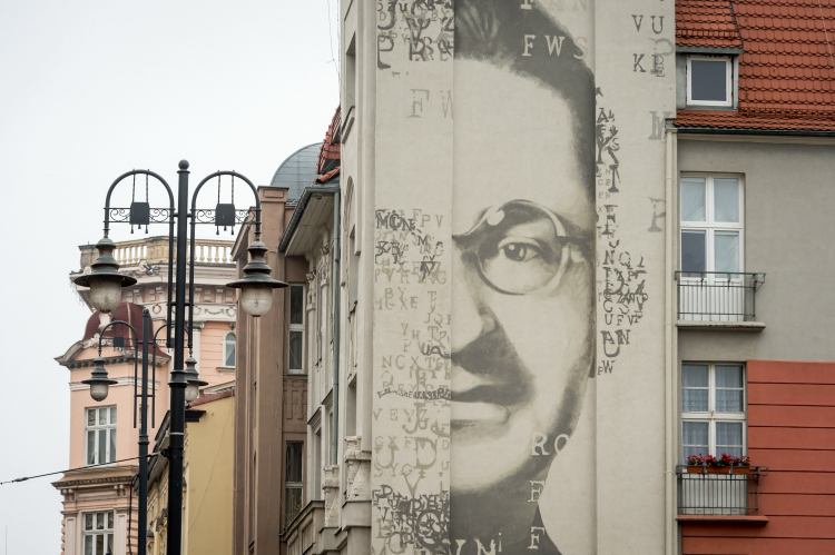 Mural przedstawiający kryptologa i matematyka Mariana Rejewskiego, Bydgoszcz. Fot. PAP/Tytus Żmijewski