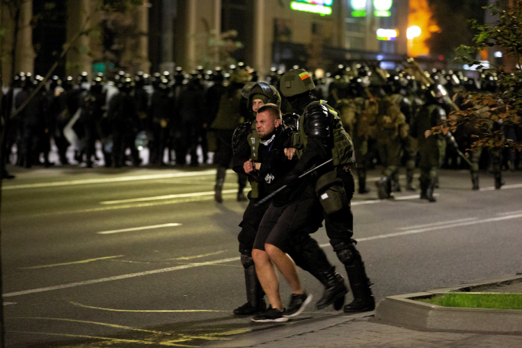 Na zdjęciu z 10 sierpnia 2020 r. białoruska policja zamyka ulicę dla ochrony przed demonstrantami po wyborach prezydenckich w Mińsku na Białorusi. Fot. PAP/Anna Ivanova