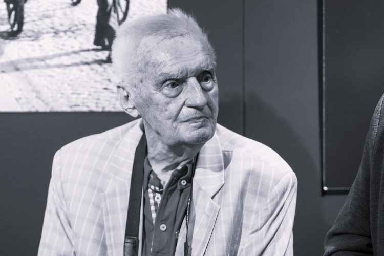 Emerytowany fotoreporter CAF/PAP Stanisław Jakubowski podczas otwarcia wystawy jego fotografii pt. „Zapiski śląskiego fotoreportera” w Muzeum Historii Katowic, 2023 r. PAP/Zbigniew Meissner