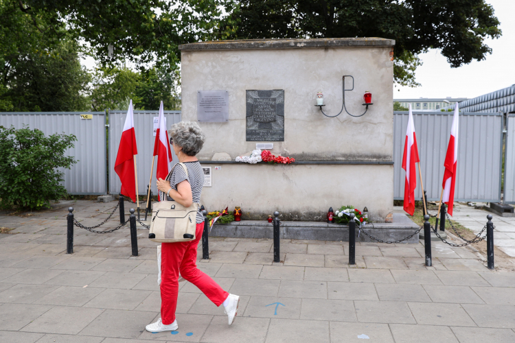 Tablice upamiętniająca ofiary obozu przejściowego na terenie targowiska Zieleniak na warszawskiej Ochocie. Fot. PAP/Rafał Guz