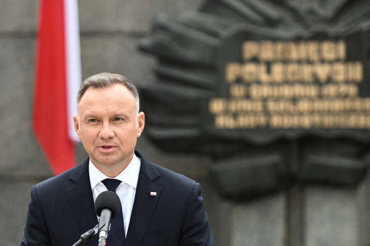 Prezydent RP Andrzej Duda przy Bramie Głównej Stoczni w Szczecinie przemawia podczas uroczystych obchodów 43. rocznicy podpisania Porozumień Sierpniowych, 30 sierpnia 2023 r. Fot. PAP/Marcin Bielecki