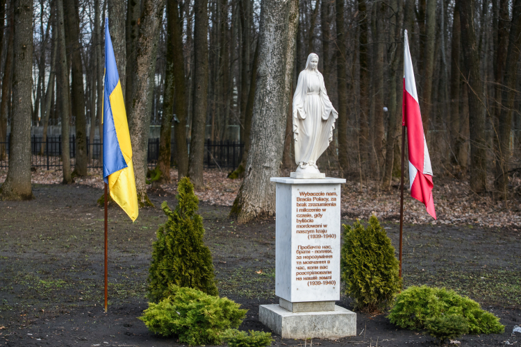 Cmentarz Ofiar Totalitaryzmu w Charkowie, gdzie spoczywają m.in. polscy oficerowie zamordowani przez Rosjan wiosną 1940 r. Fot. PAP/Vladyslav Musiienko
