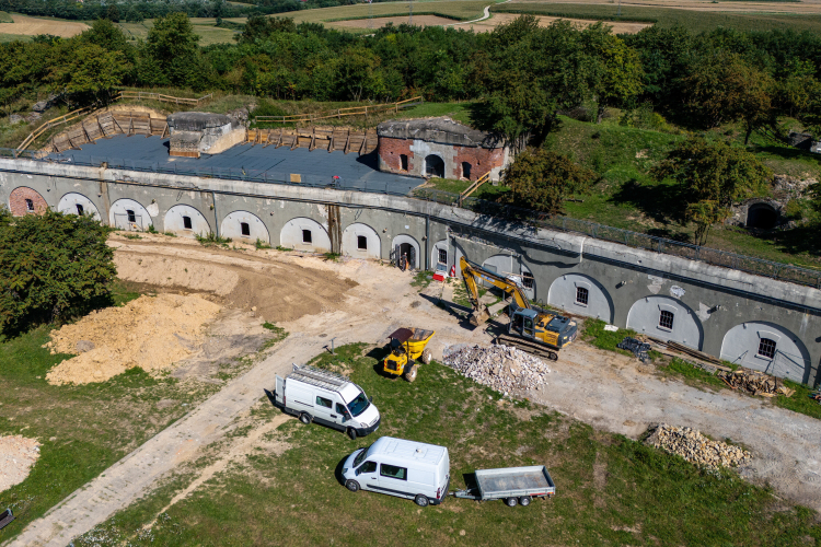 Artyleryjski dwuwałowy fort XI "Duńkowiczki" - zdjęcie sprzed zakończenia zagospodarowania na cele turystyki kulturowej. Fot. PAP/Darek Delmanowicz