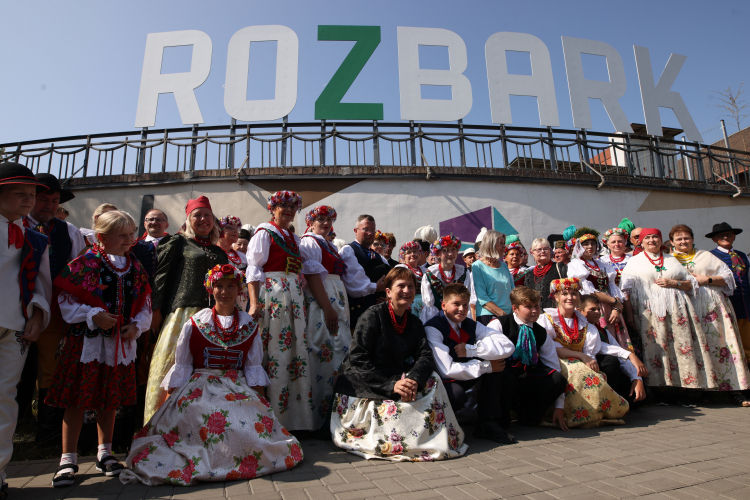 Uroczyste odsłonięcie napisu "Rozbark" na zabytkowym murze oporowym dawnej kopalni przy ul. Chorzowskiej w Bytomiu, 2024 r. Fot. PAP/Kasia Zaremba