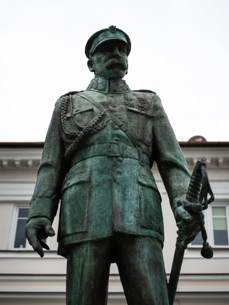 Pomnik Józefa Piłsudskiego przy placu Piłsudskiego w centrum Suwałk. Fot. PAP/Michał Zieliński