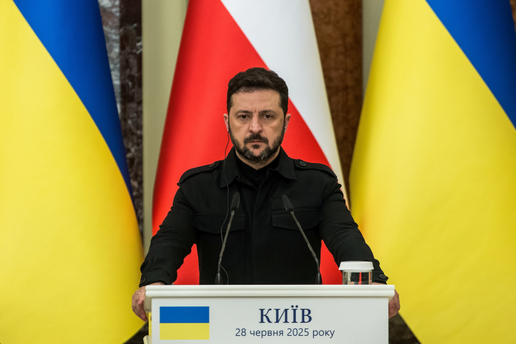 Prezydent Ukrainy Wołodymyr Zełenski podczas wspólnej konferencji prasowej w Pałacu Maryjskim w Kijowie z prezydentem RP Andrzejem Dudą, 28 czerwca 2024 r. Fot. PAP/ Vladyslav Musiienko