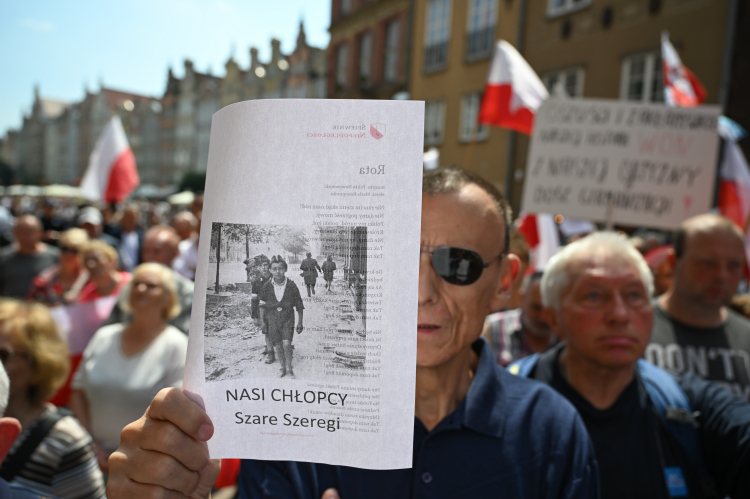 Uczestnicy manifestacji przed budynkiem Ratusza Głównego Miasta w Gdańsku przeciwko wystawie "Nasi chłopcy" poświęconej losom dziesiątek tysięcy mieszkańców Pomorza, którzy zostali wcieleni do armii III Rzeszy. Fot. PAP/Adam Warżawa
