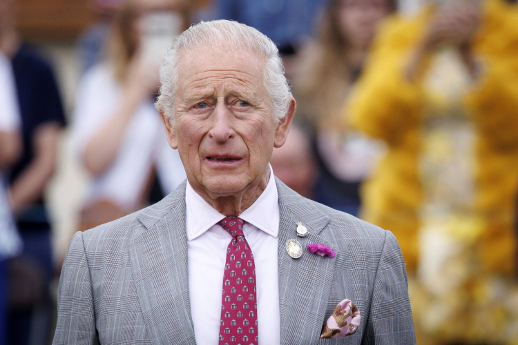 Król Wielkiej Brytanii Karol III słucha hymnu narodowego podczas przybycia na wystawę kwiatów Sandringham Flower Show w Sandringham House w Norfolk w Wielkiej Brytanii, 23 lipca 2025 r. Fot. EPA/TOLGA AKMEN Strona: PAP/EPA.