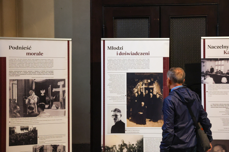 W Bazylice Archikatedralnej św. Stanisława Kostki w Łodzi 1 sierpnia otwarto wystawę IPN "Kapelani Powstania Warszawskiego". Fot. PAP/Marian Zubrzycki
