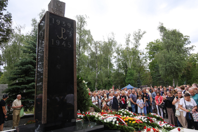 Zgromadzeni podczas uroczystości przed pomnikiem Gloria Victis w obrębie kwater powstańczych na Cmentarzu Wojskowym na Powązkach w Warszawie, 1 bm. Fot. PAP/Rafał Guz