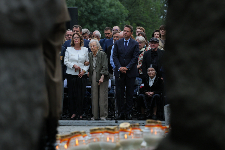 Uczestniczki Powstania Warszawskiego: Wanda Traczyk-Stawska (siedzi z prawej) i Anna Przedpełska-Trzeciakowska oraz marszałkini Senatu RP Małgorzata Kidawa-Błońska i prezydent Warszawy Rafał Trzaskowski na uroczystości przed pomnikiem "Polegli – Niepokonani” na Cmentarzu Powstańców Warszawy na Woli. Fot. PAP/Paweł Supernak
