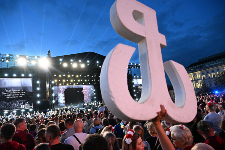 Koncert „Warszawiacy śpiewają (nie)zakazane piosenki” w 81. rocznicę wybuchu Powstania Warszawskiego. Fot. PAP/Radek Pietruszka