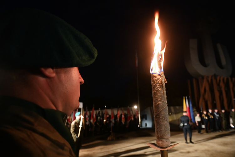 Zapłonął ogień na Kopcu Powstania Warszawskiego. Fot. PAP/Piotr Nowak