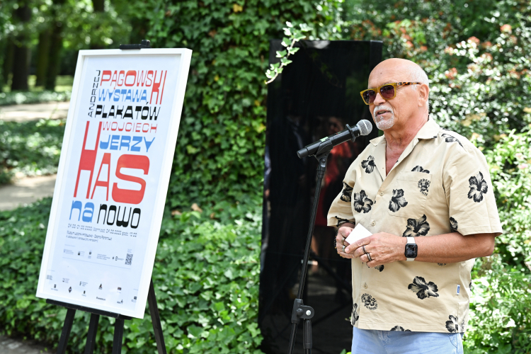 Artysta grafik Andrzej Pągowski podczas otwarcia wystawy jego plakatów „Has na nowo” w Galerii Plenerowej Muzeum Łazienki Królewskie w Warszawie. Fot. PAP/Radek Pietruszka