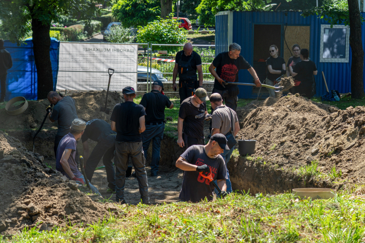 Miejsce prowadzenia prac ekshumacyjnych na dawnym cmentarzu w Zboiskach we Lwowie. Fot. PAP/Vitaliy Hrabar