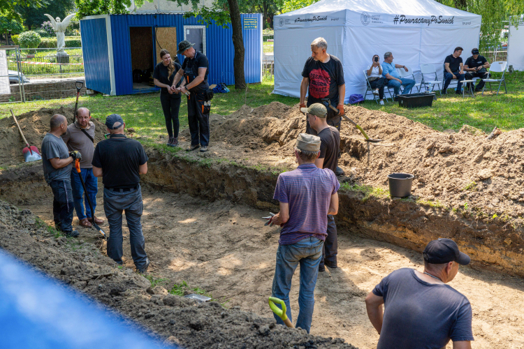 Lwów, Ukraina, 5 sierpnia 2025 r. Prace na części terenu dawnego cmentarza w Zboiskach we Lwowie prowadzone przez polskich i ukraińskich ekspertów w ramach przygotowań do ekshumacji i ponownego pochowania szczątków polskich żołnierzy, którzy zginęli w 1939 roku podczas obrony Lwowa przed wojskami niemieckimi. Odbywają się one w ramach współpracy dwustronnej, której celem jest wspólne zrozumienie wydarzeń historycznych. Fot. PAP/Vitaliy Hrabar
