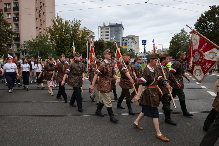 Marsz Pamięci ze Skweru Pamięci w kierunku Cmentarza Powstańców Warszawy na warszawskiej Woli. Fot. PAP/Albert Zawada