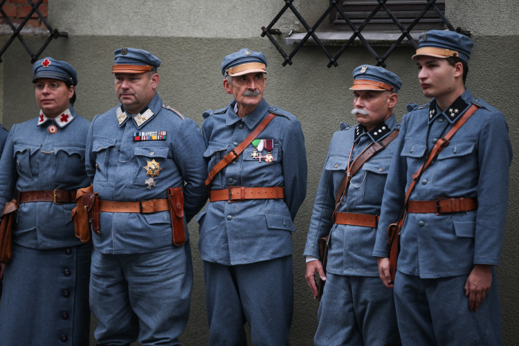 Uczestnicy LX Marszu Szlakiem Pierwszej Kompanii Kadrowej na ul. Oleandry w Krakowie. Fot. PAP/Łukasz Gągulski
