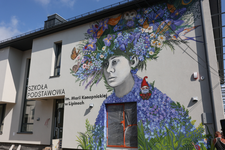 Mural z wizerunkiem pisarki Marii Konopnickiej na ścianie szkoły w Lipinach pod Łodzią. Fot. PAP/Marian Zubrzycki