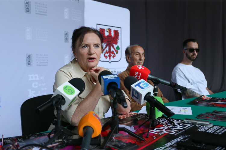 Organizatorzy festiwalu: Ewa (L), Edward (P) i Manuel (C) Dębiccy podczas konferencji przed rozpoczęciem XXXVII Międzynarodowych Spotkań Zespołów Cygańskich „Romane Dyvesa”. Fot. PAP/Lech Muszyński 