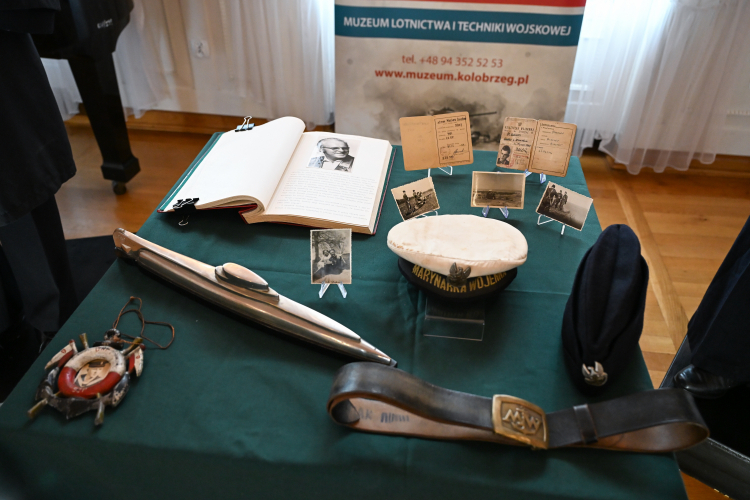 Prezentacja pamiątek związanych z Marynarką Wojenną, Garnizonem Kołobrzeg oraz Powstaniem Warszawskim w Muzeum Miasta Kołobrzeg. Fot. PAP/Piotr Kowala