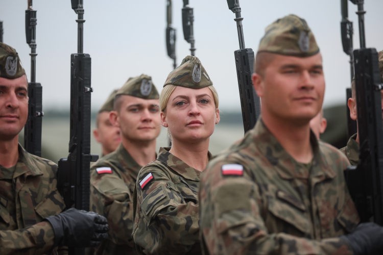 Żołnierze podczas próby 8 sierpnia na Lotnisku Warszawa-Babice przed tegoroczną defiladą z okazji Święta Wojska Polskiego. Fot. PAP/Leszek Szymański