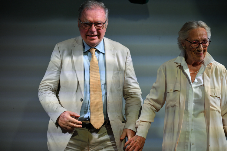 Uhonorowany nagrodą „Człowiek Słowa” reżyser Krzysztof Zanussi i jego ulubiona aktorka Maja Komorowska na Festiwalu Stolica Języka Polskiego w Szczebrzeszynie. Fot. PAP/Darek Delmanowicz