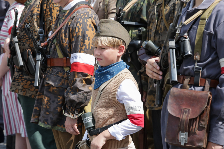 Po mszy św. z katedry polowej wyruszyła defilada grup rekonstrukcyjnych. Inscenizacja została zorganizowana przez Stowarzyszenie Grupa Historyczna „Zgrupowanie Radosław” w ramach obchodów 81. rocznicy wybuchu Powstania Warszawskiego w Warszawie. Fot. PAP/Tomasz Gzell