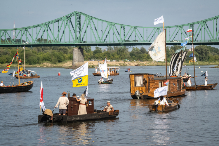Parada jednostek pływających we Włocławku podczas Festiwalu Wisły. Fot. PAP/Tytus Żmijewski