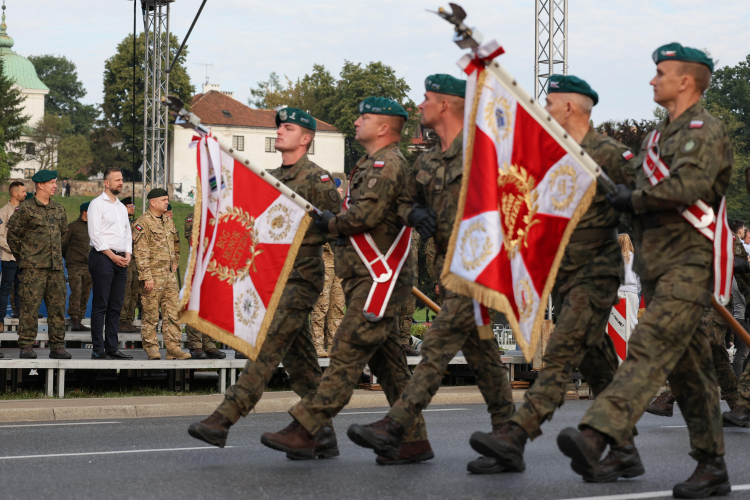 Próba defilady wojskowej w ramach przygotowań do obchodów Święta Wojska Polskiego na warszawskiej Wisłostradzie. Fot. PAP/Paweł Supernak