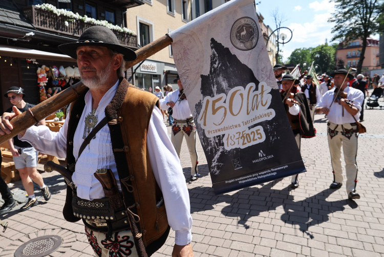Uczestnicy uroczystego przemarszu przewodników tatrzańskich Krupówkami w Zakopanem. Fot. PAP/Grzegorz Momot