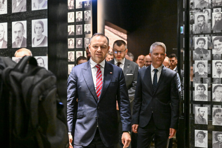 Prezydent Karol Nawrocki i zastępca dyrektora Muzuen II Wojny Światowej Janusz Marszalec podczas wizyty w Muzeum II Wojny Światowej w Gdańsku, 10 sierpnia 2025 r. Fot. PAP/Marcin Gadomski