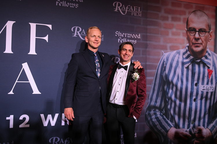 Aktor Christopher Sherwood (L) i reżyser Anthony D’Ambrosio (P) podczas uroczystej międzynarodowej premiery filmu „Triumf serca” w Kinie Luna w Warszawie, 13 bm. (jm) PAP/Marcin Obara