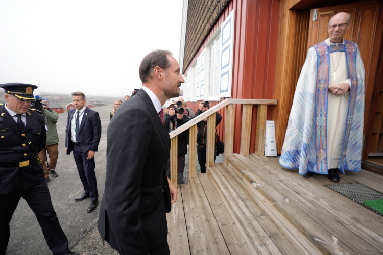 Norweski następca tronu Haakon przybywa do kościoła na Svalbardzie w Norwegii, 14 sierpnia 2025 r. Fot. EPA/LISE ASERUD NORWAY OUT (źródło: PAP/EPA)