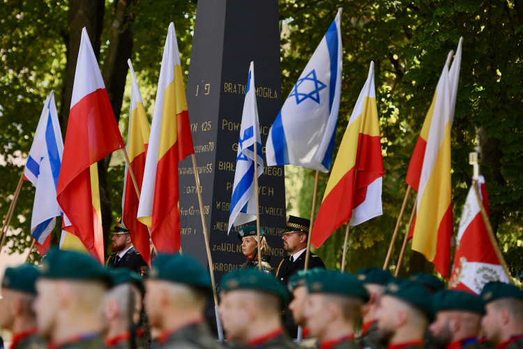 Uroczystość przy Pomniku Bohaterów Getta w Białymstoku podczas obchodów 82. rocznicy powstania w białostockim getcie. Fot. PAP/Michał Zieliński 