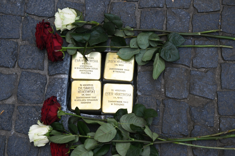 Kamienie Pamięci poświęcone rodzinie Kracowskich przy ul. Lipowej w Białymstoku, 2024 r. PAP/Michał Zieliński