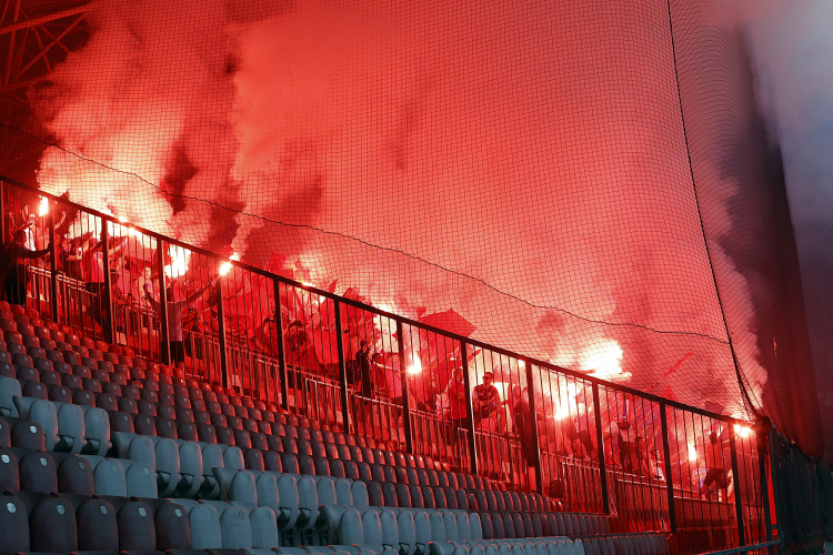 Debreczyn, Węgry, 14 sierpnia 2025 r. Kibice podczas meczu 3. rundy eliminacyjnej piłkarskiej Ligi Konferencji: Maccabi Hajfa - Raków Częstochowa. Fot. PAP/Waldemar Deska