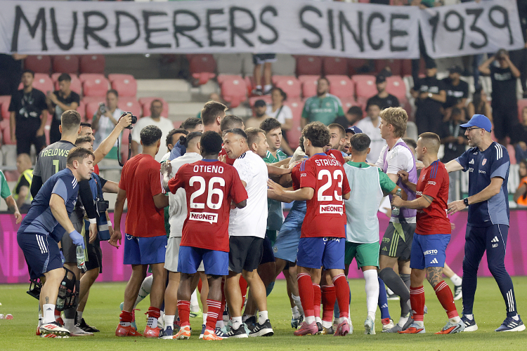 Debreczyn, Węgry, 14 sierpnia 2025 r. Piłkarze Rakowa Częstochowa i Maccabi Hajfa po meczu 3. rundy eliminacyjnej Ligi Konferencji z Maccabi Hajfa. Fot. PAP/Waldemar Deska