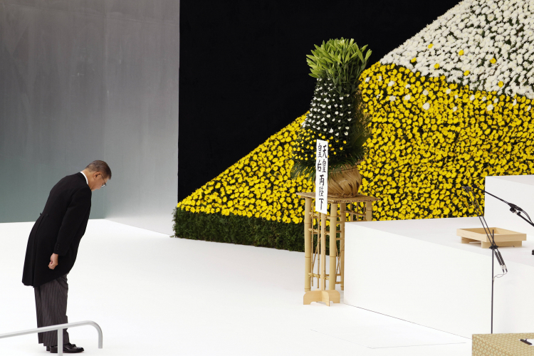 Premier Japonii Shigeru Ishiba kłania się po wygłoszeniu przemówienia podczas Narodowej Ceremonii Pamięci Poległych w Wojnie w Tokio, Japonia, 15 sierpnia 2025 r., upamiętniającej 80. rocznicę zakończenia II wojny światowej. Fot. EPA/FRANCK ROBICHON Źródło: PAP/EPA