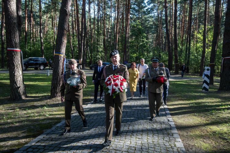 Bykownia, Ukraina, 15.08.2025. Złożenie kwiatów i zapalenie zniczy na Polskim Cmentarzu Wojennym w Kijowie-Bykowni. Fot. PAP/Vladyslav Musiienko