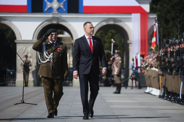 Warszawa, 15.08.2025. Prezydent RP Karol Nawrocki i szef Sztabu Generalnego Wojska Polskiego gen. Wiesław Kukuła uczestniczą w uroczystej zmianie posterunku honorowego przed Grobem Nieznanego Żołnierza w Warszawie, Trwają obchody Święta Wojska Polskiego. Fot. PAP/Leszek Szymański