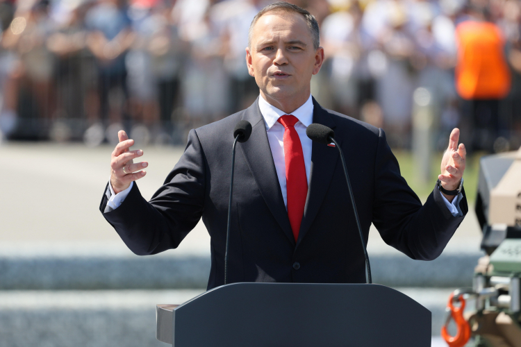 Prezydent RP Karol Nawrocki przemawia przed defiladą na warszawskiej Wisłostradzie, w ramach obchodów Święta Wojska Polskiego, 15 sierpnia 2025 r. Fot. PAP/Rafał Guz