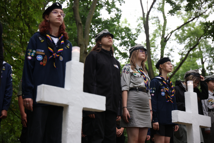 Uroczysty apel przed pamiątkowym obeliskiem na Cmentarzu Garnizonowym w Płocku z okazji 105. rocznicy obrony miasta przed armią bolszewicką. Fot. PAP/Szymon Łabiński